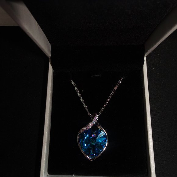 Platoh Swarovski Crystal Blue Heart Necklace - Picture 2 of 8